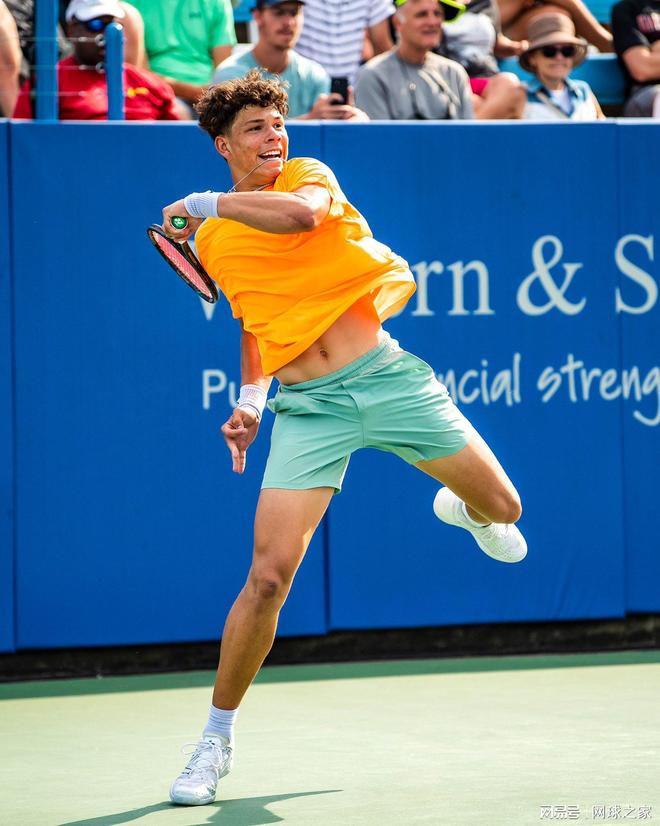 英超曼联3-2伯恩利迎赛季首胜！姆伯莫破门，B费点射绝杀